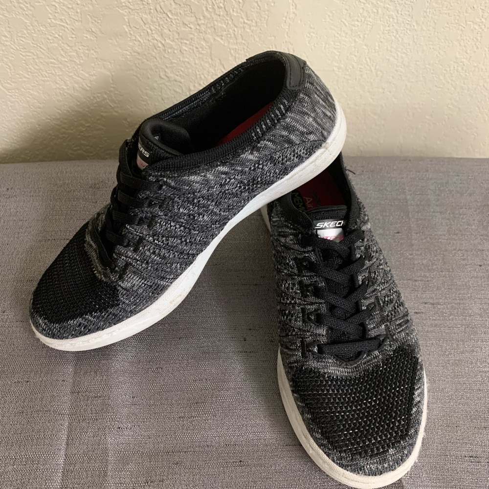 Memory foam laceless tennis shoes